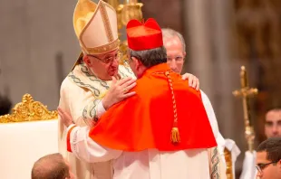 El Papa saluda a uno de los nuevos cardenales. Foto: Daniel Ibáñez / ACI prensa 
