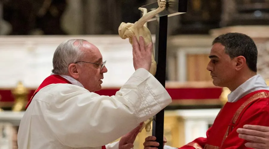 El Papa Francisco en la celebración de un Viernes Santo. Foto: Vatican Media?w=200&h=150
