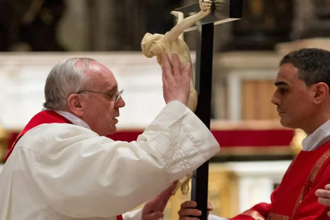 Papa Francisco: La cruz no es un objeto ornamental ni de vestir