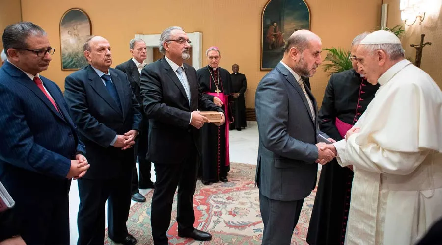 El Papa Francisco saluda a los representantes palestinos. Foto: L'Osservatore Romano?w=200&h=150