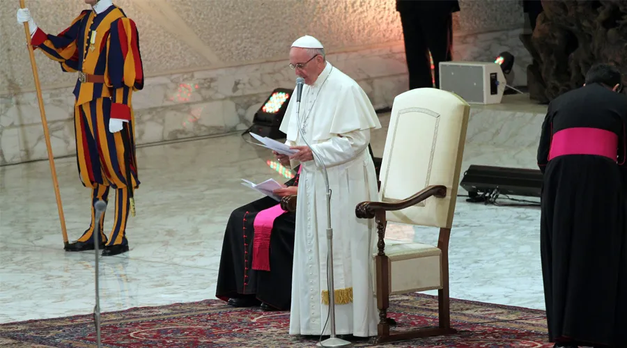 El Papa dirige su discurso en el encuentro. Foto: Martha Calderón / ACI Prensa?w=200&h=150