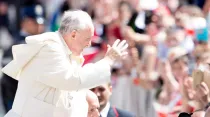 El Papa Francisco saluda a los fieles desde el papamóvil. Foto: Daniel Ibáñez / ACI Prensa
