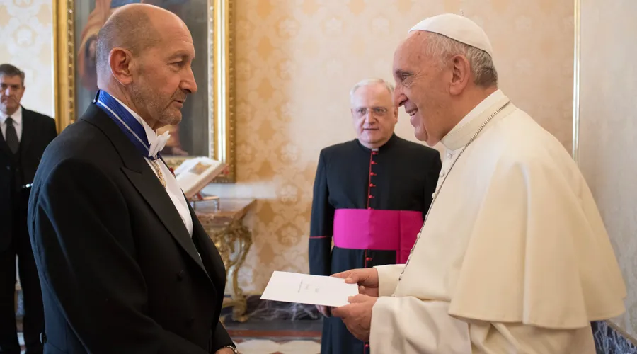 El embajador de España ante la Santa Sede entrega sus credenciales al Papa. Foto: L'Osservatore Romano