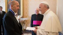 El embajador de España ante la Santa Sede entrega sus credenciales al Papa. Foto: L'Osservatore Romano 