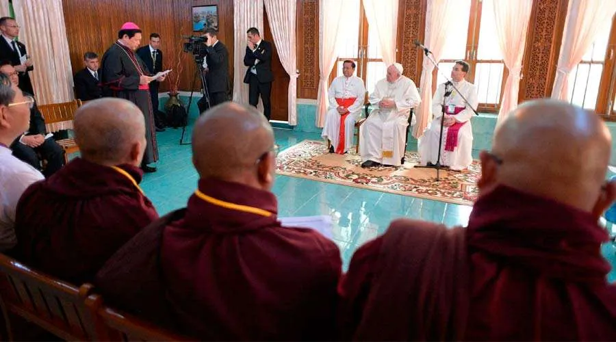 Encuentro del Papa Francisco con líderes budistas en Myanmar en 2017. Foto: Vatican Media