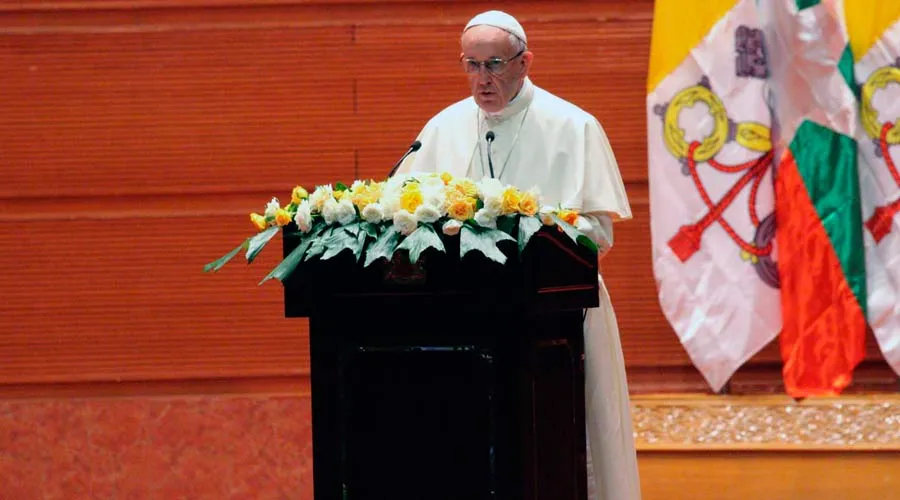 El Papa mientras pronuncia su discurso. Foto. Edward Pentin / ACI Prensa?w=200&h=150