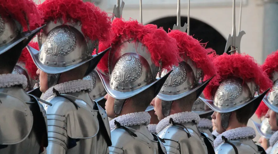 Los nuevos Guardias Suizos en el Vaticano. Foto: Martha Calderón / ACI Prensa?w=200&h=150