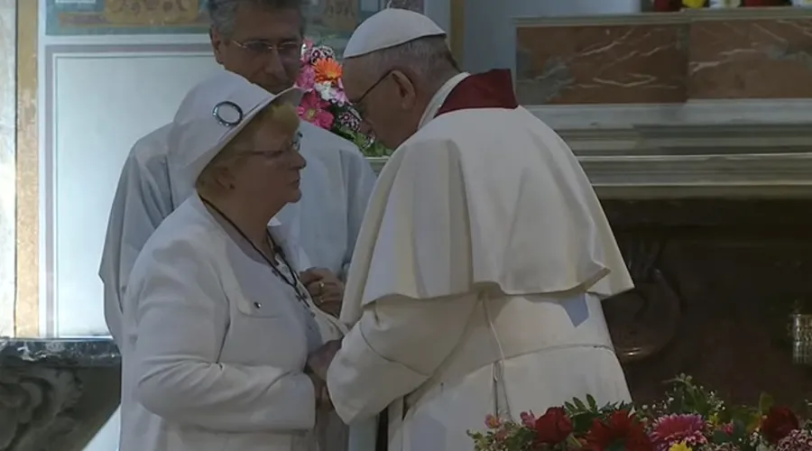 La hermana del P. Jacques Hamel saluda al Papa. Foto: Captura Youtube