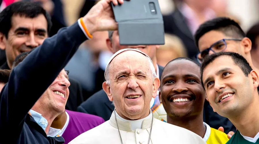 El Papa Francisco se hace un selfie con algunos jóvenes. Foto: Daniel Ibáñez / ACI Prensa