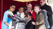 El Papa se hace un selfie con los jóvenes. Foto: Daniel Ibáñez / ACI Prensa