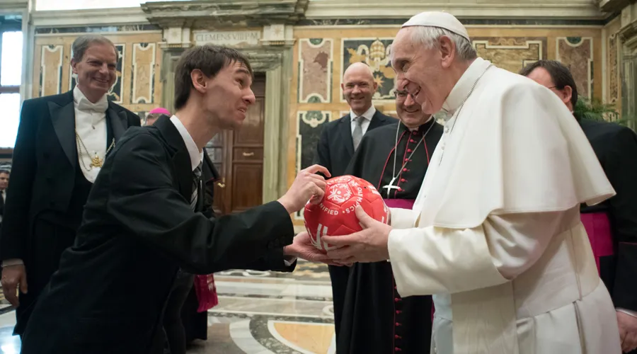 El Papa saluda a uno de los deportistas. Foto: L'Osservatore Romano