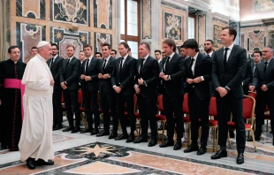El Papa saluda a los jugadores del equipo alemu00e1n. Foto: L'Osservatore Romano 