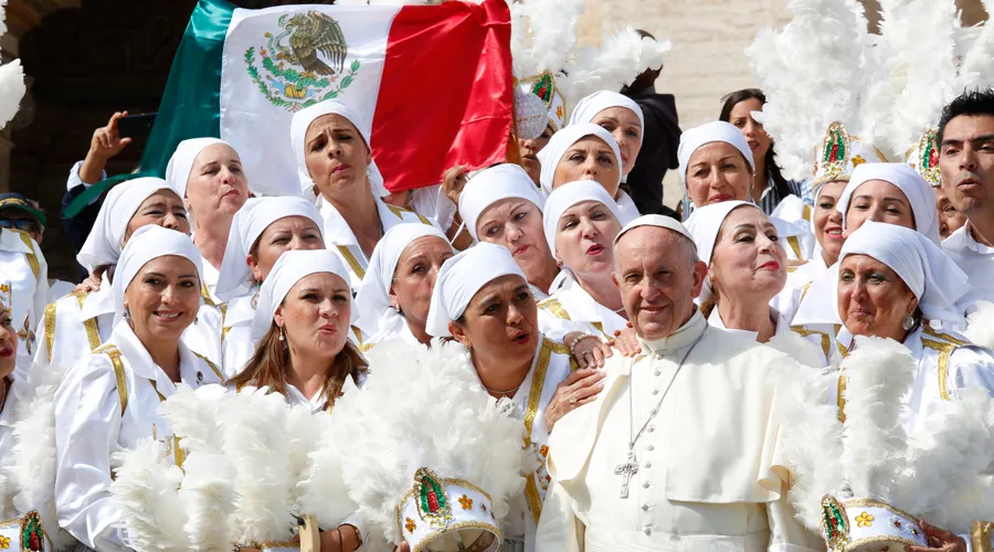 El Papa con algunos mexicanos en la Audiencia. Foto: Daniel Ibáñez / ACI Prensa?w=200&h=150