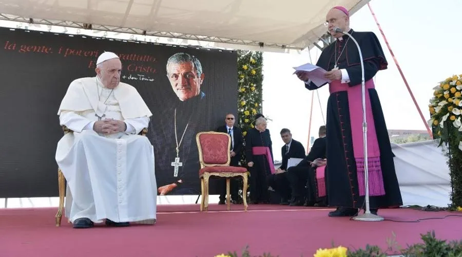 El Papa en su encuentro en Alessano. Foto: Vatican Media
