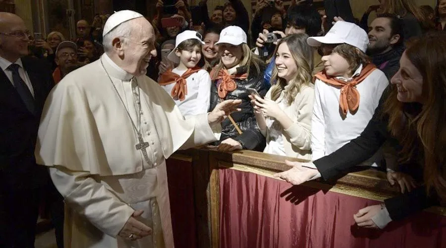 El Papa saluda a una mujer en la  Audiencia General. Foto: Vatican Media?w=200&h=150