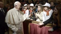 El Papa saluda a una mujer en la  Audiencia General. Foto: Vatican Media