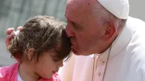 El Papa saluda a una niña antes de iniciar la Audiencia General. Foto: Daniel Ibáñez / ACI Prensa