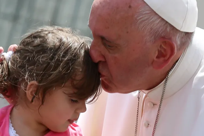 El Papa invita a sacudir las conciencias ante el sufrimiento de los niños