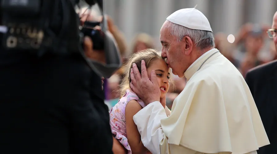 El Papa saluda a una niña discapacitada. Foto: Daniel Ibáñez / ACI Prensa?w=200&h=150
