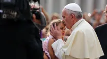 El Papa saluda a una niña discapacitada. Foto: Daniel Ibáñez / ACI Prensa