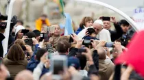 El Papa Francisco saludando fieles. Foto: Daniel Ibáñez / ACI Prensa