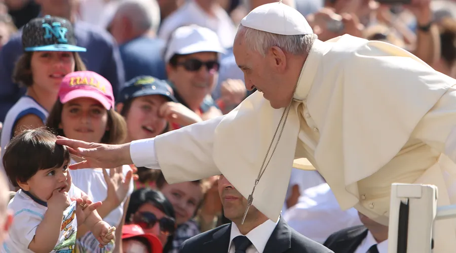 El Papa saluda a un niño en la Plaza de San Pedro. Foto: Daniel Ibáñez / ACI Prensa?w=200&h=150