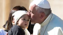 El Papa Francisco saluda a un niño. Foto: Daniel Ibáñez / ACI Prensa