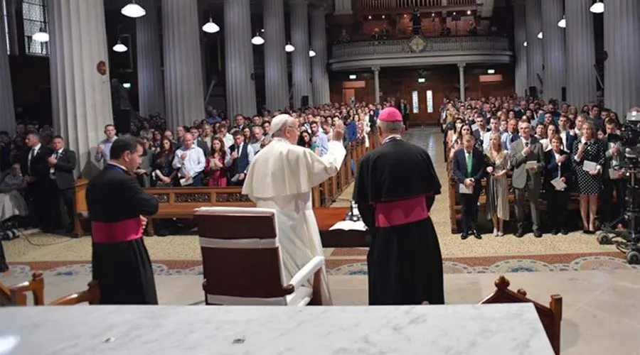 El Papa bendice a los fieles en la Procatedral. Foto: Vatican Media