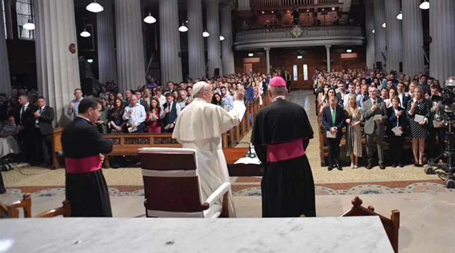 El Papa bendice a los fieles en la Procatedral. Foto: Vatican Media