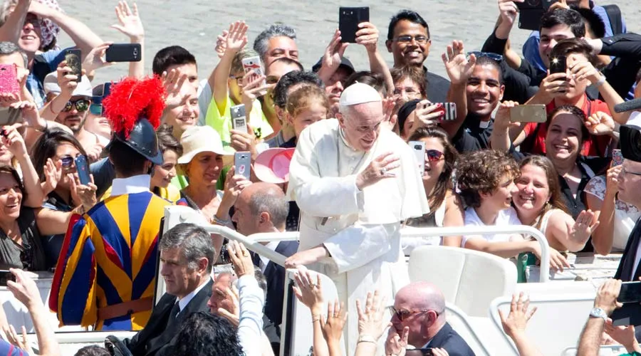 El Papa Francisco en la Plaza de San Pedro. Foto: Daniel Ibáñez / ACI Prensa