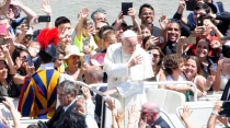 El Papa Francisco en la Plaza de San Pedro. Foto: Daniel Ibu00e1u00f1ez / ACI Prensa