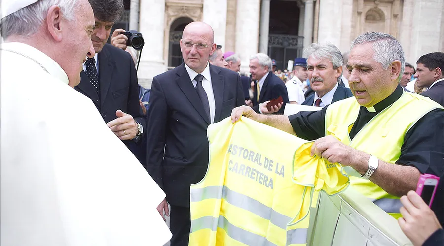 P. José Aumenté entrega un chaleco reflectante de la Pastoral de la Carretera al Papa Francisco. Foto: P. José Aumenté.?w=200&h=150