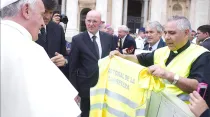 P. José Aumenté entrega un chaleco reflectante de la Pastoral de la Carretera al Papa Francisco. Foto: P. José Aumenté.
