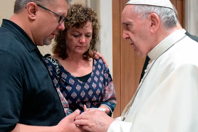 Papa Francisco consuela a padres de joven estadounidense asesinado en Roma