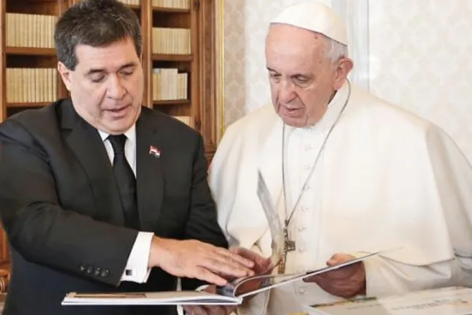 Presidente de Paraguay presenta al Papa proyecto de viviendas para necesitados