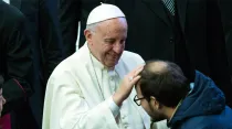 El Papa saluda a un peregrino en la Audiencia. Foto: Lucía Ballester / ACI Prensa