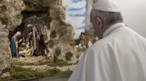 El Papa contemplando el Pesebre. Foto: L'Osservatore Romano