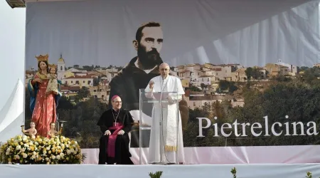 Padre Pío asombró al mundo y es un ejemplo en la lucha contra el demonio, dice el Papa