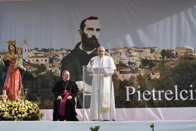 Padre Pío asombró al mundo y es un ejemplo en la lucha contra el demonio, dice el Papa