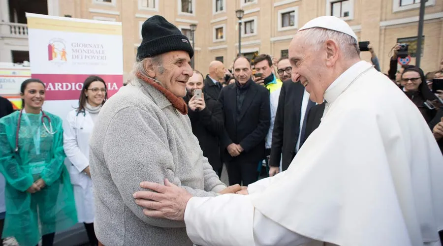 El Papa saluda a uno de los pobres que se encontraba en el  hospital improvisado. Foto: L'Osservatore Romano?w=200&h=150