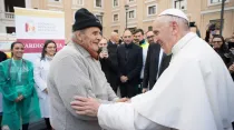 El Papa saluda a uno de los pobres que se encontraba en el  hospital improvisado. Foto: L'Osservatore Romano