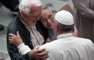 El Papa saluda a un matrimonio asistente al encuentro. Foto: Daniel Ibu00e1u00f1ez / ACI Prensa 