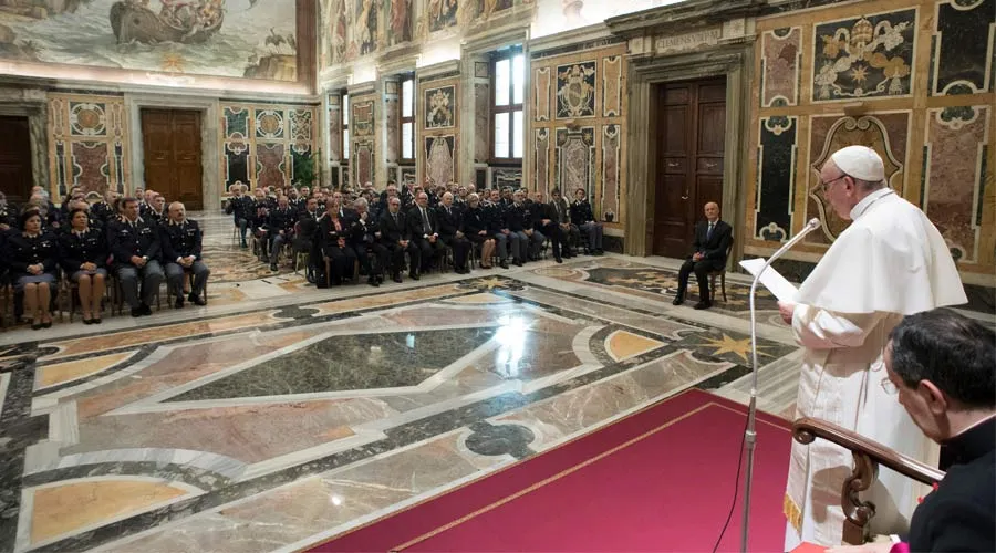 El Papa pronuncia su discurso en la audiencia a la policía. Foto: L'Osservatore Romano / ACI Prensa?w=200&h=150