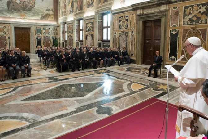 El Papa pide a policías luchar contra el mal, la ilegalidad e impedir desórdenes
