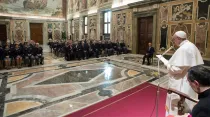 El Papa pronuncia su discurso en la audiencia a la policía. Foto: L'Osservatore Romano / ACI Prensa