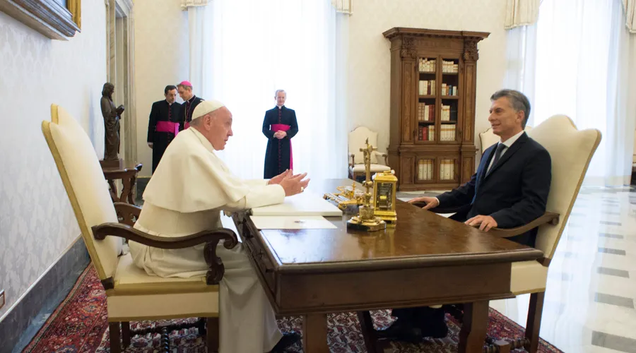 El Papa y el Presidente de Argentina durante la audiencia. Foto: L'Osservatore Romano