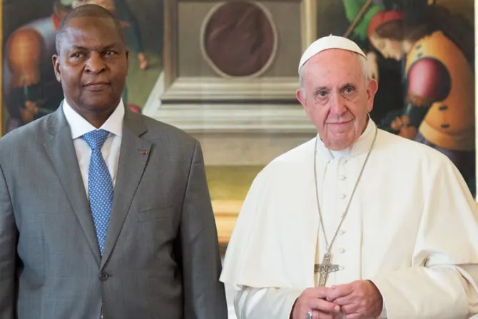 El Presidente de la República Centroafricana y el Papa hablan de la convivencia pacífica