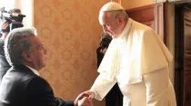 El Papa saluda al Presidente de Ecuador. Foto: Twitter Lenín Moreno 
