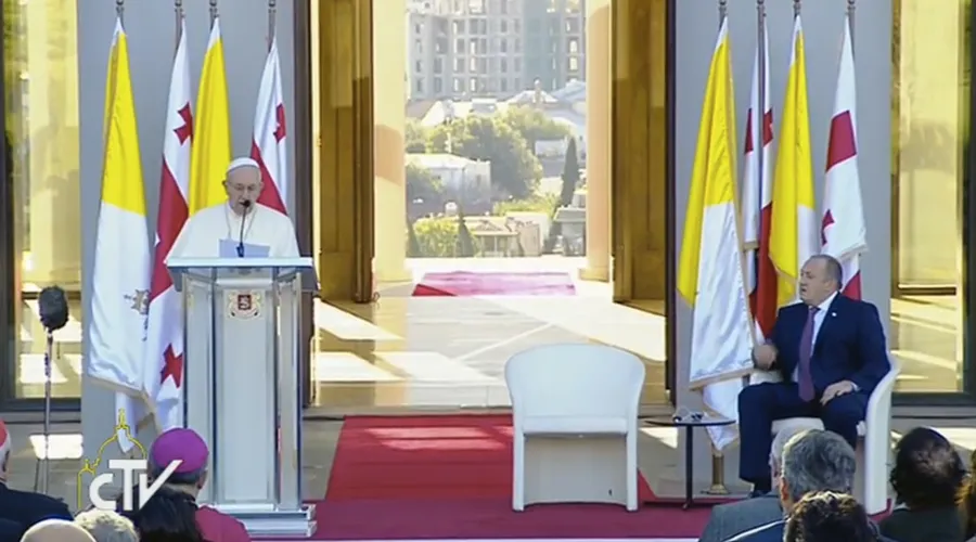 El Papa y el Presidente de Georgia durante el discurso. Foto: Captura Youtube