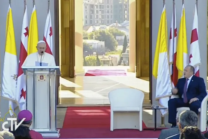 El Papa en Georgia condena los extremismos violentos y pide paz entre las naciones 